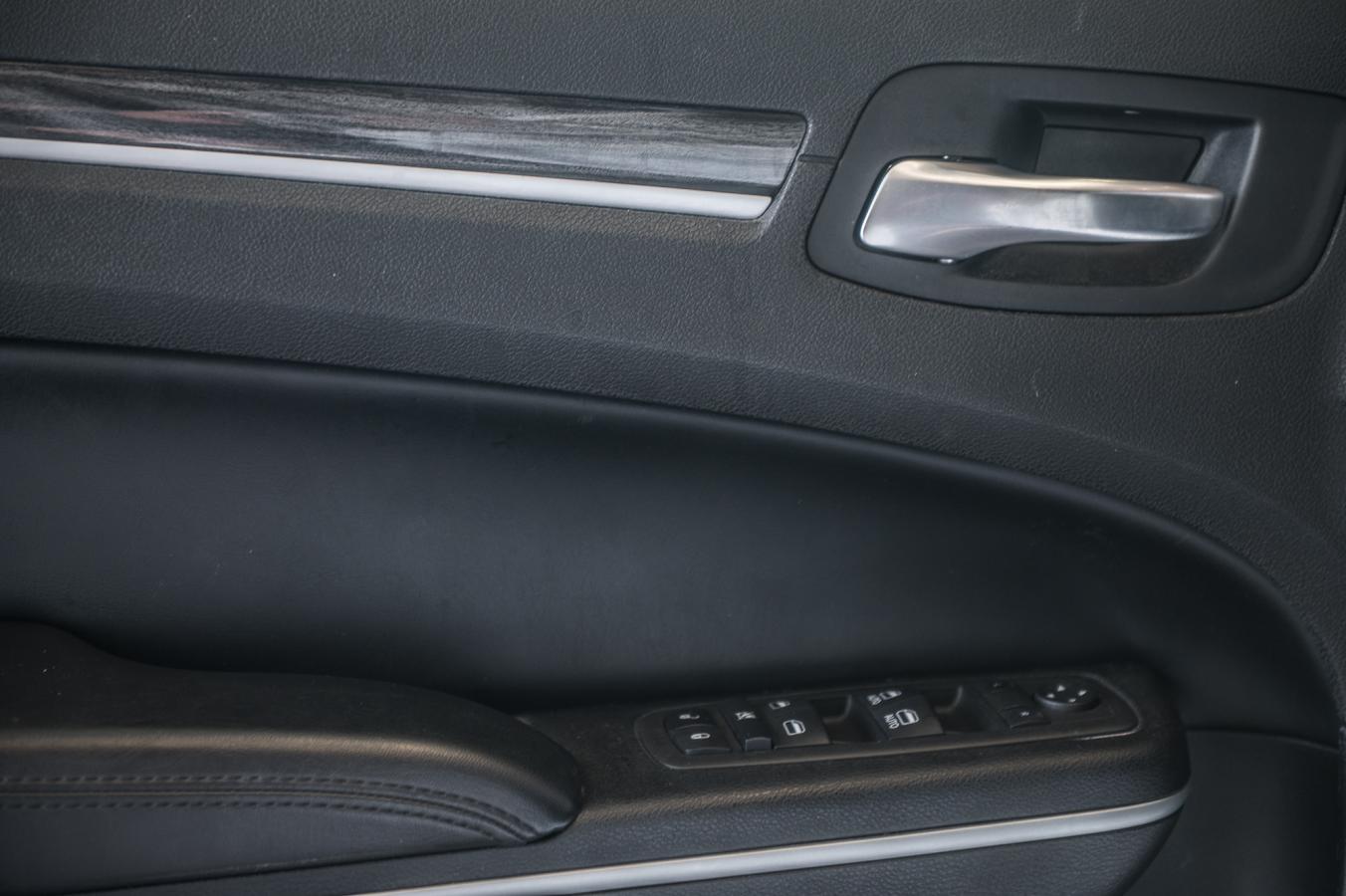 2022 Chrysler 300 - Image 11