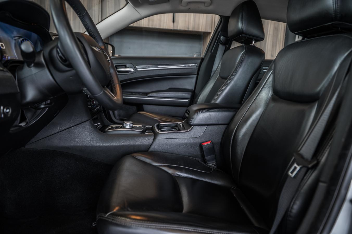 2022 Chrysler 300 - Image 12