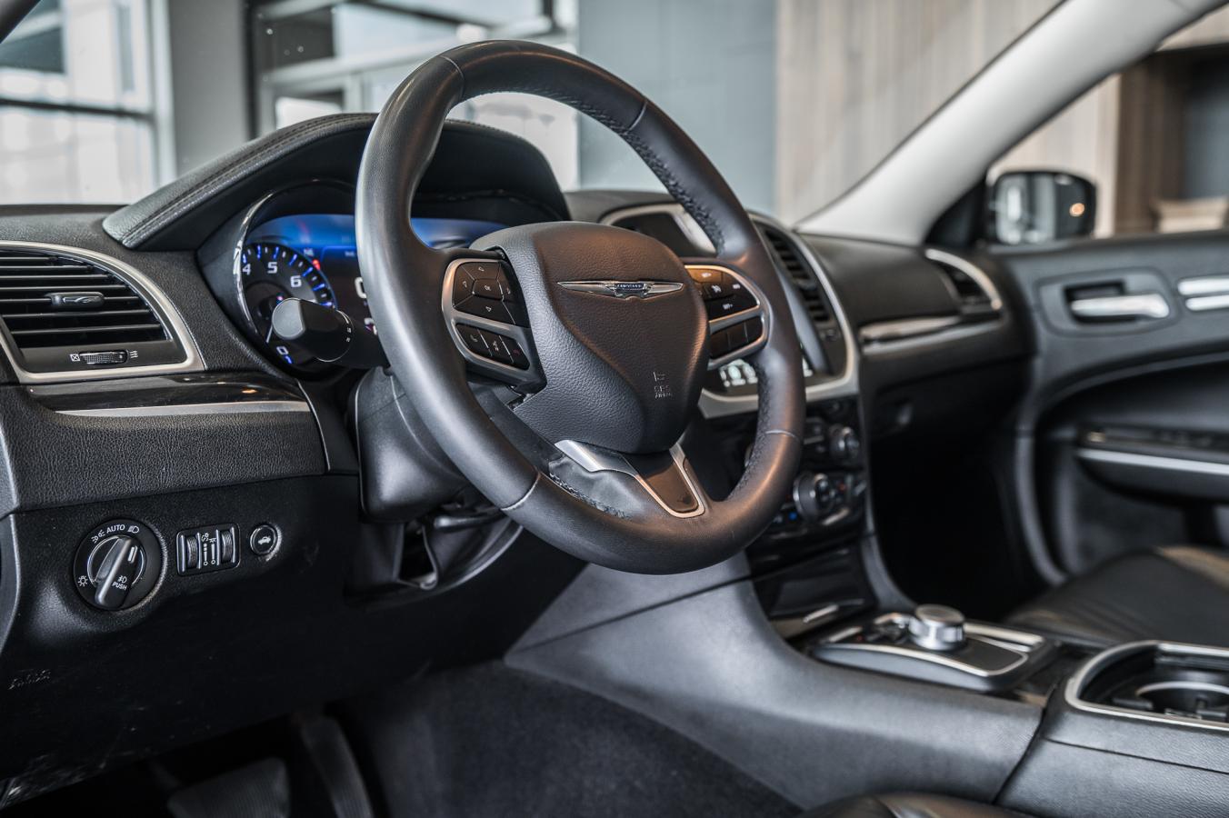 2022 Chrysler 300 - Image 14