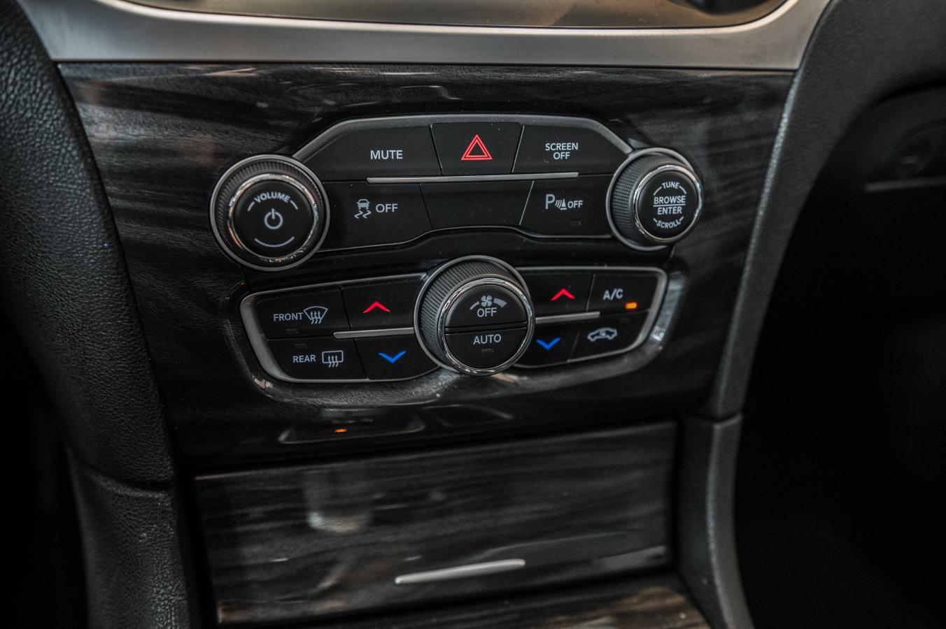 2022 Chrysler 300 - Image 21