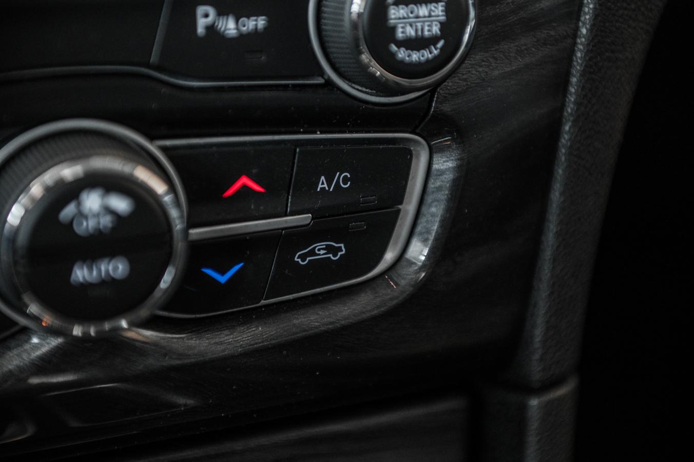 2022 Chrysler 300 - Image 23