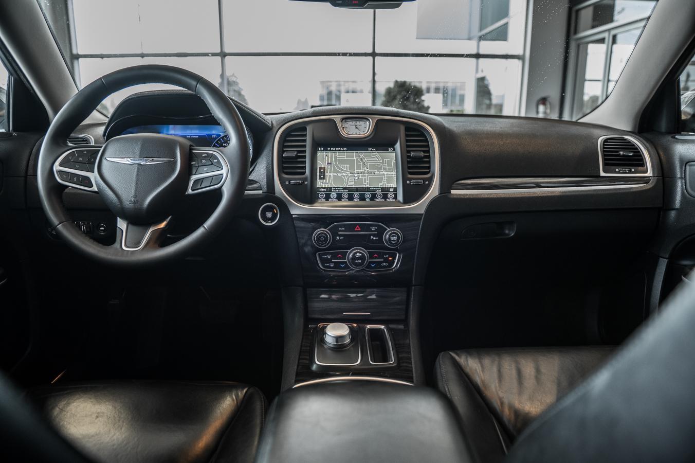 2022 Chrysler 300 - Image 25