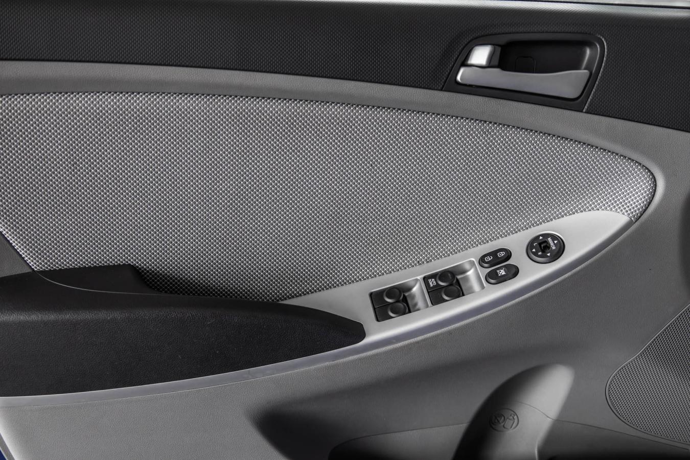 2012 Hyundai Accent - Image 11