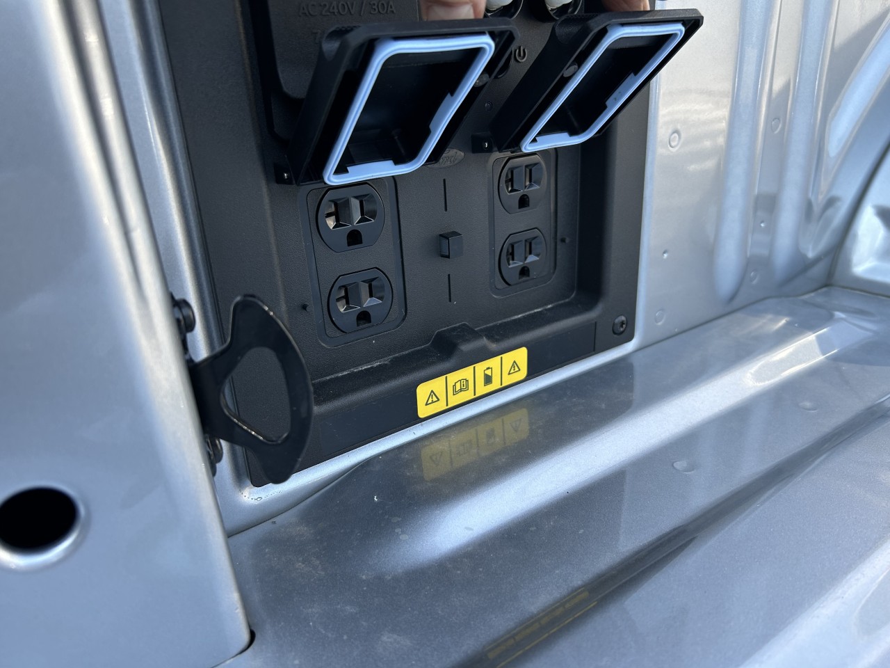 2024 Ford F-150 Lightning - Image 8