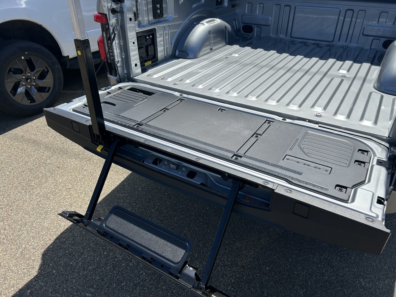 2025 Ford F-150 Lightning - Image 7