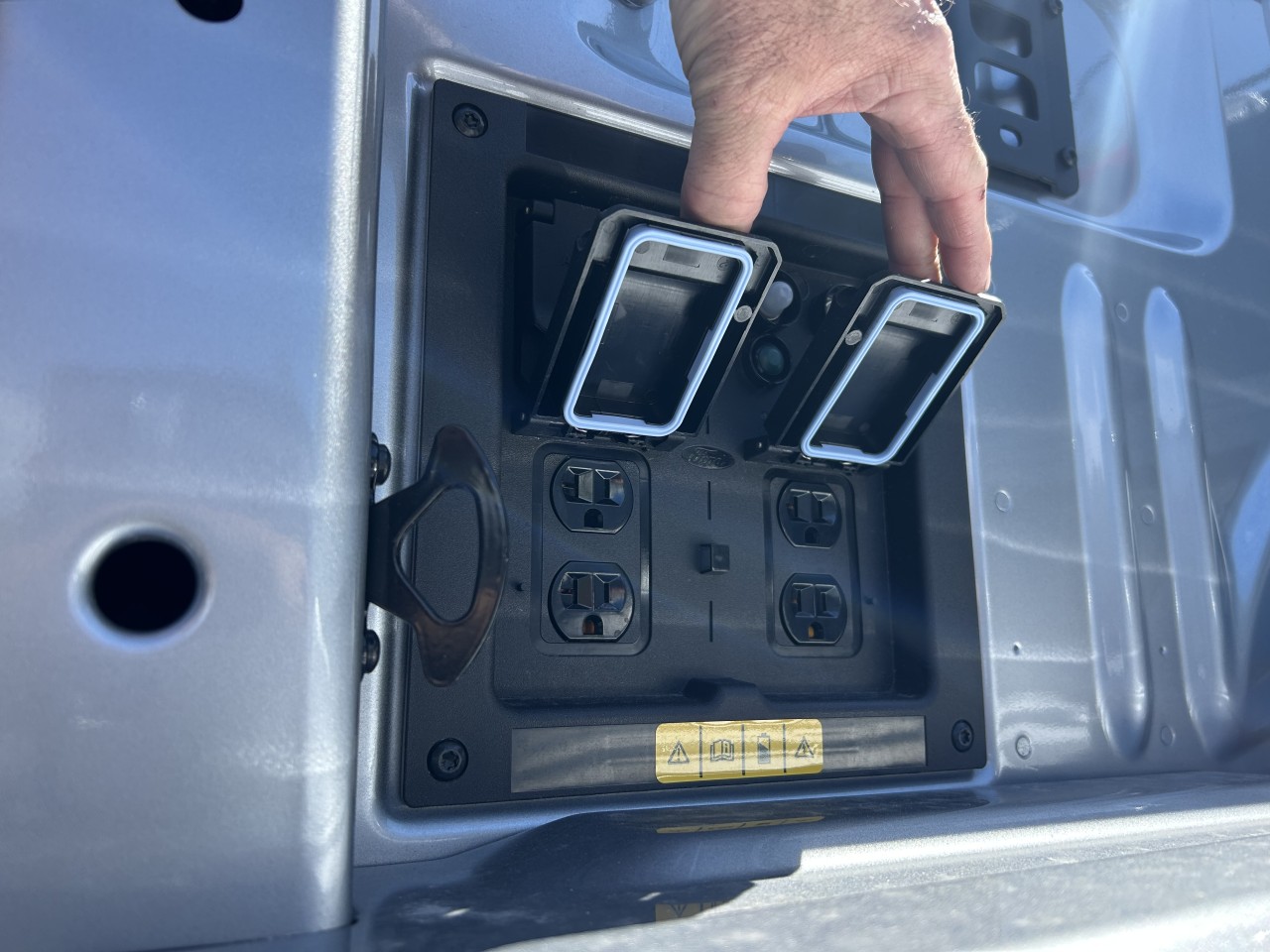 2025 Ford F-150 Lightning - Image 9