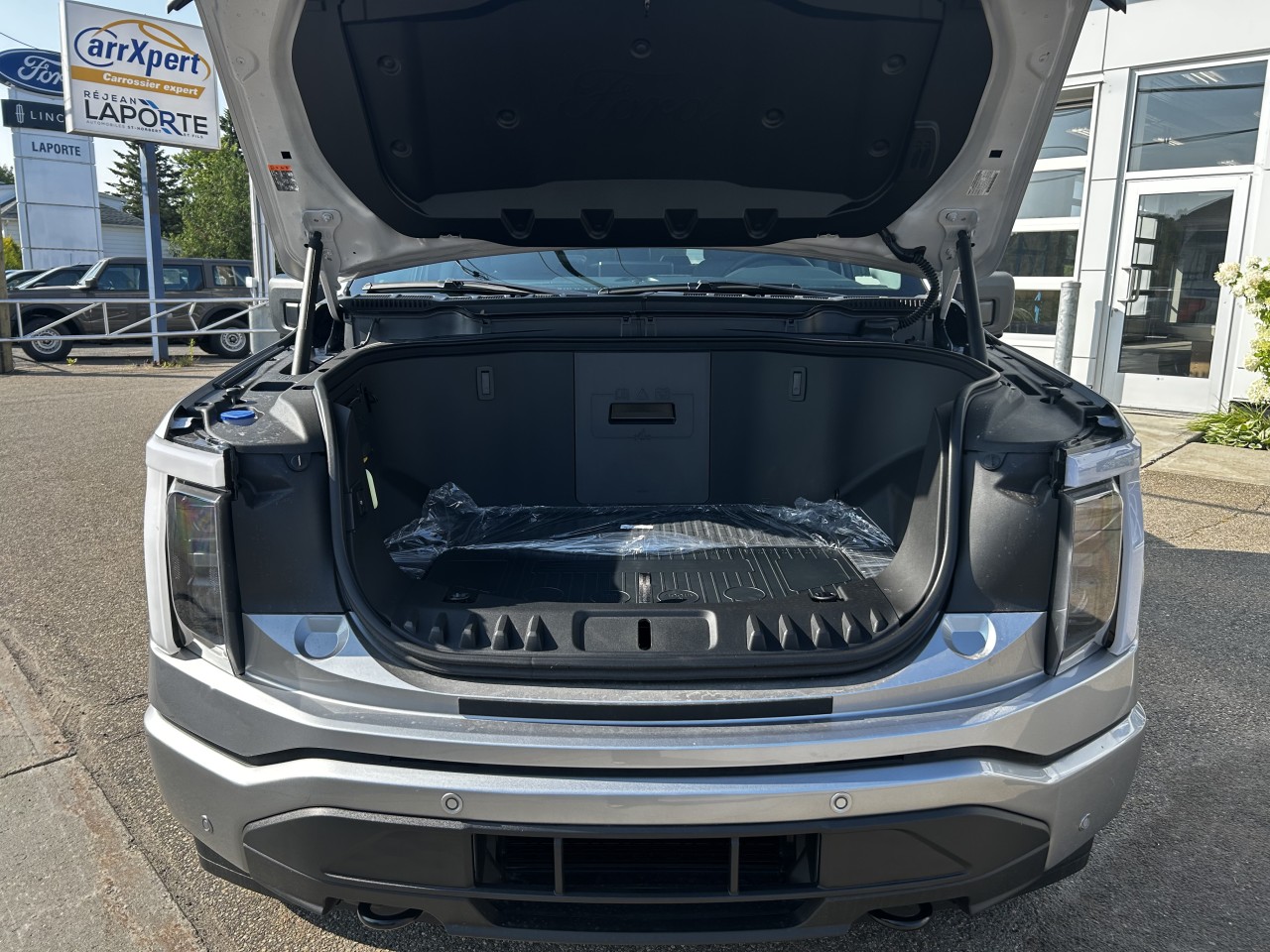 2025 Ford F-150 Lightning - Image 14