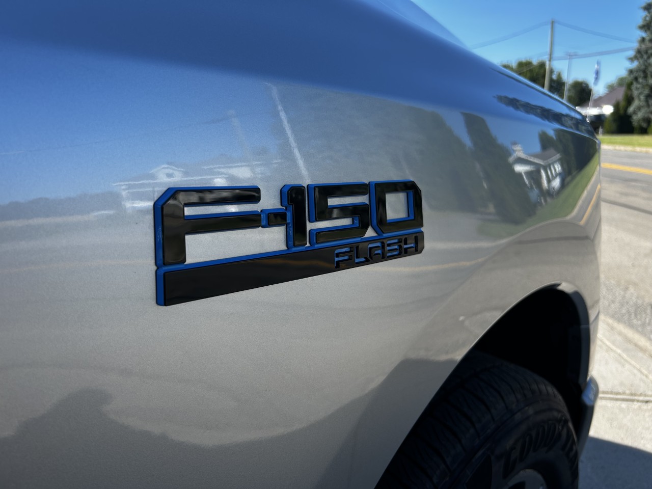 2025 Ford F-150 Lightning - Image 9