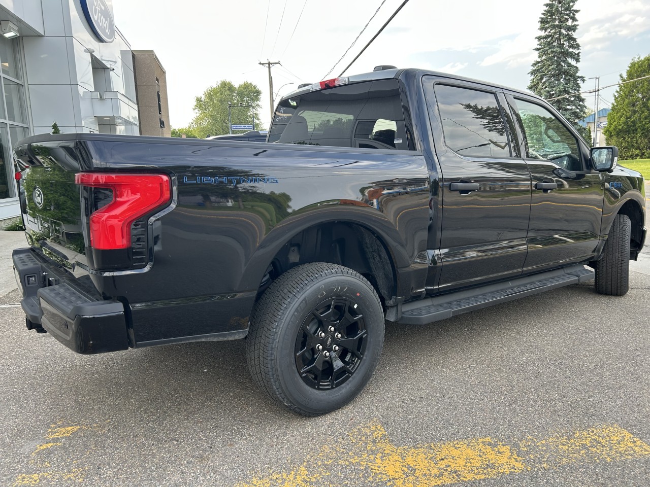 2025 Ford F-150 Lightning - Image 3