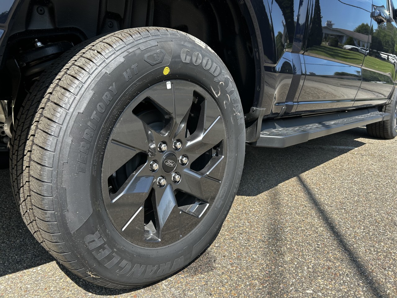 2025 Ford F-150 Lightning - Image 9