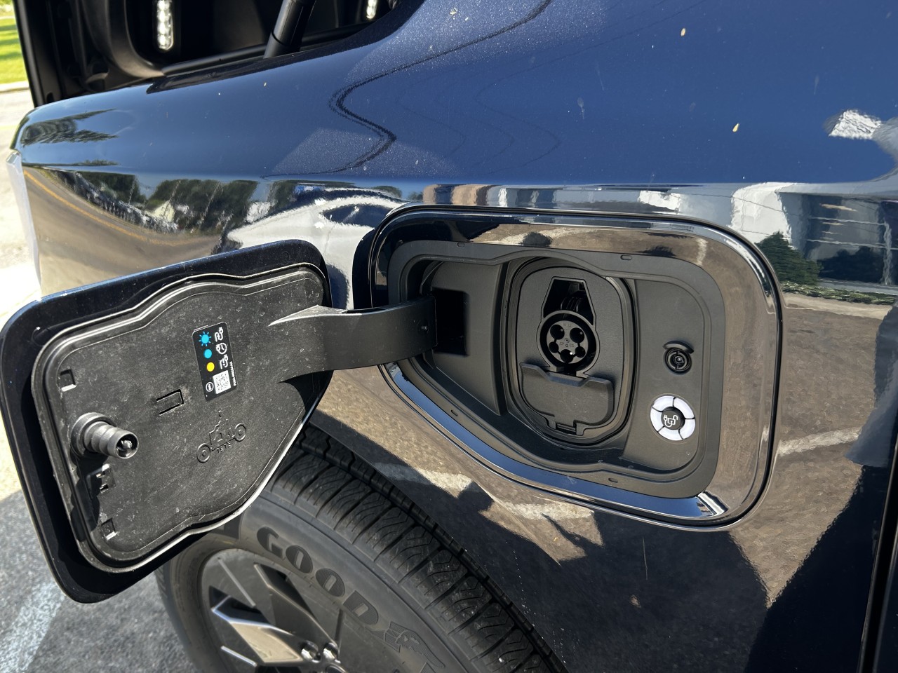 2025 Ford F-150 Lightning - Image 11