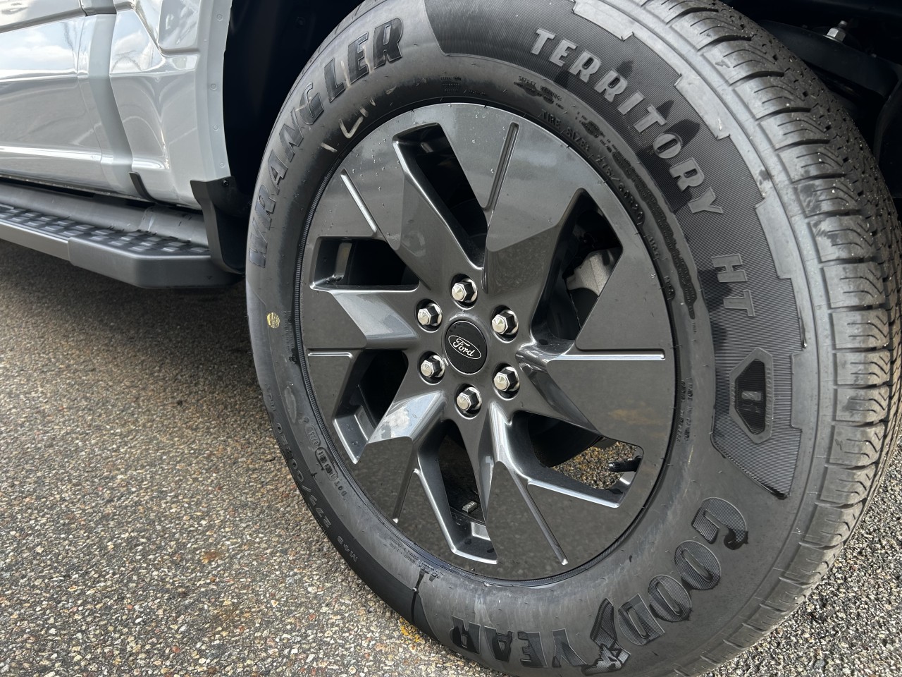 2025 Ford F-150 Lightning - Image 8