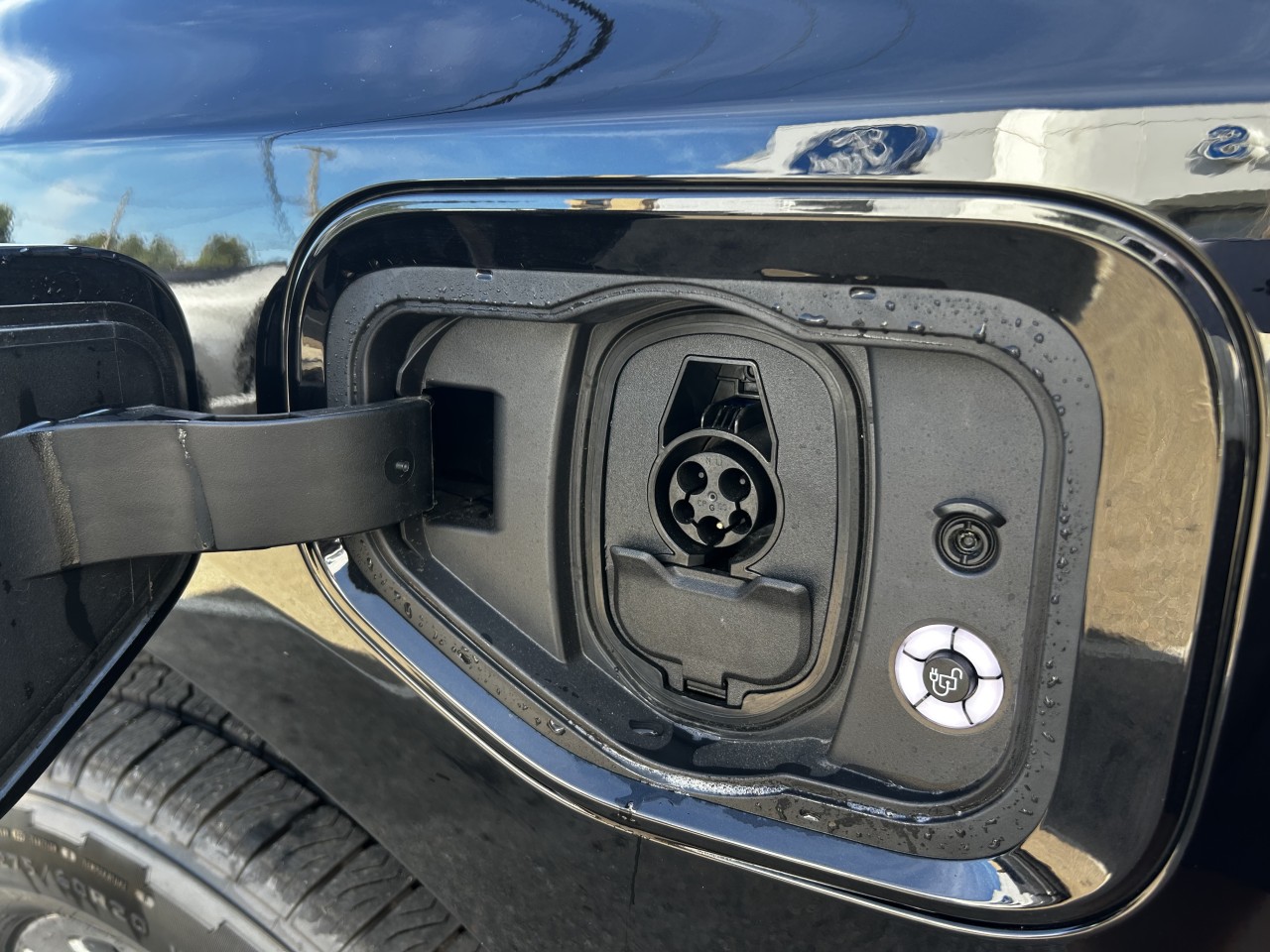 2025 Ford F-150 Lightning - Image 9