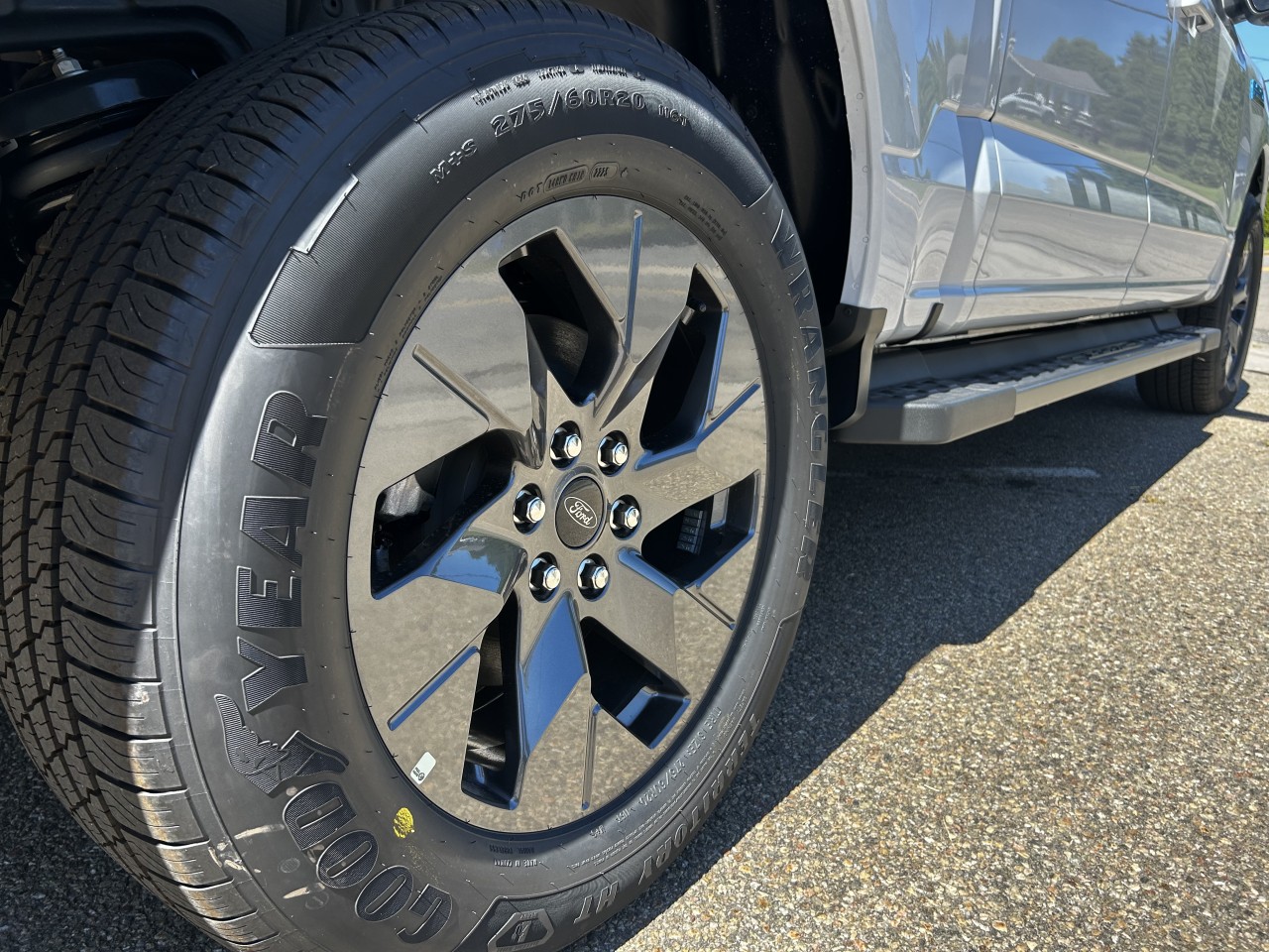 2025 Ford F-150 Lightning - Image 8