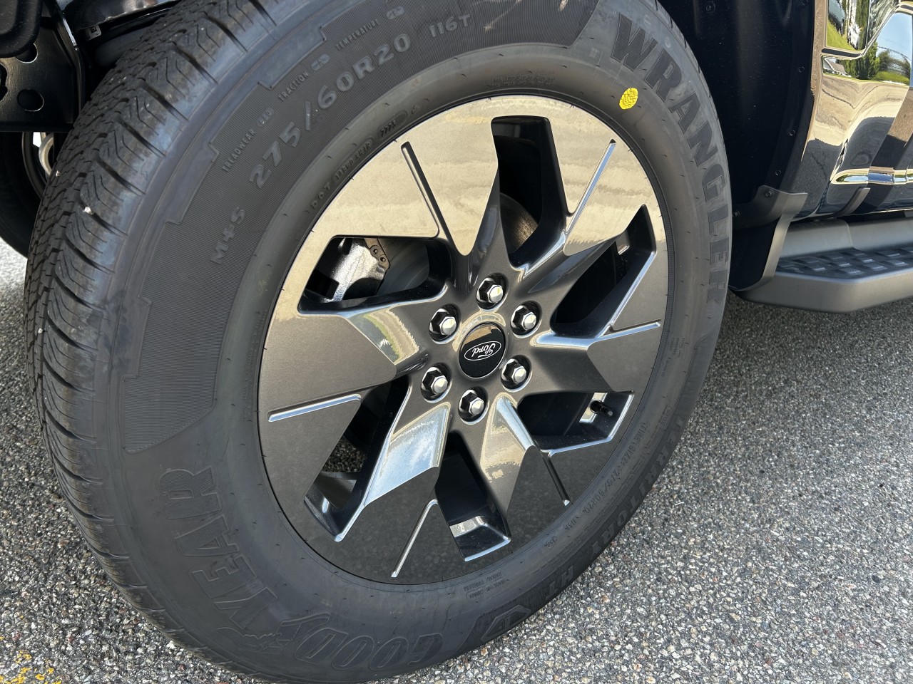 2025 Ford F-150 Lightning - Image 8