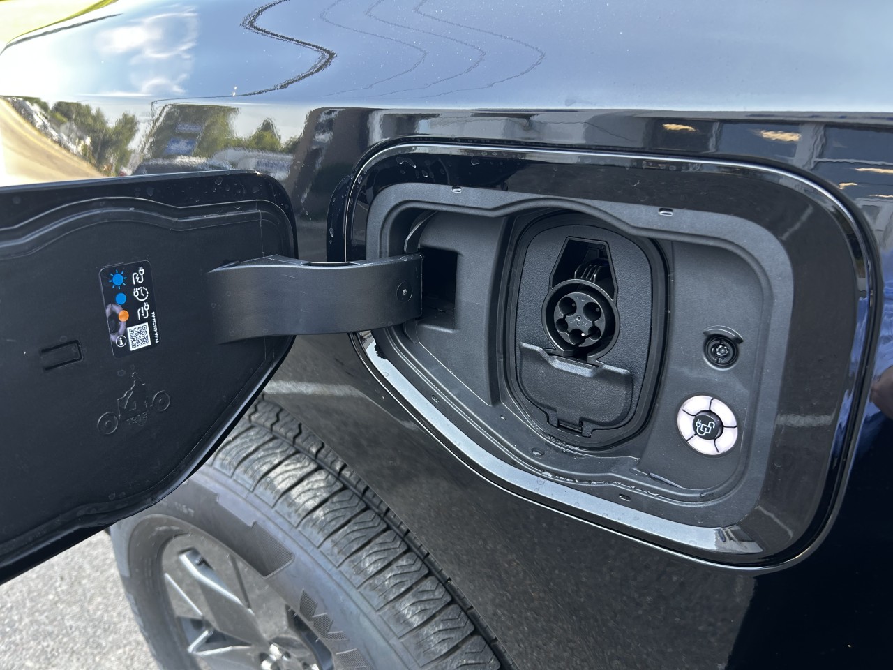 2025 Ford F-150 Lightning - Image 10