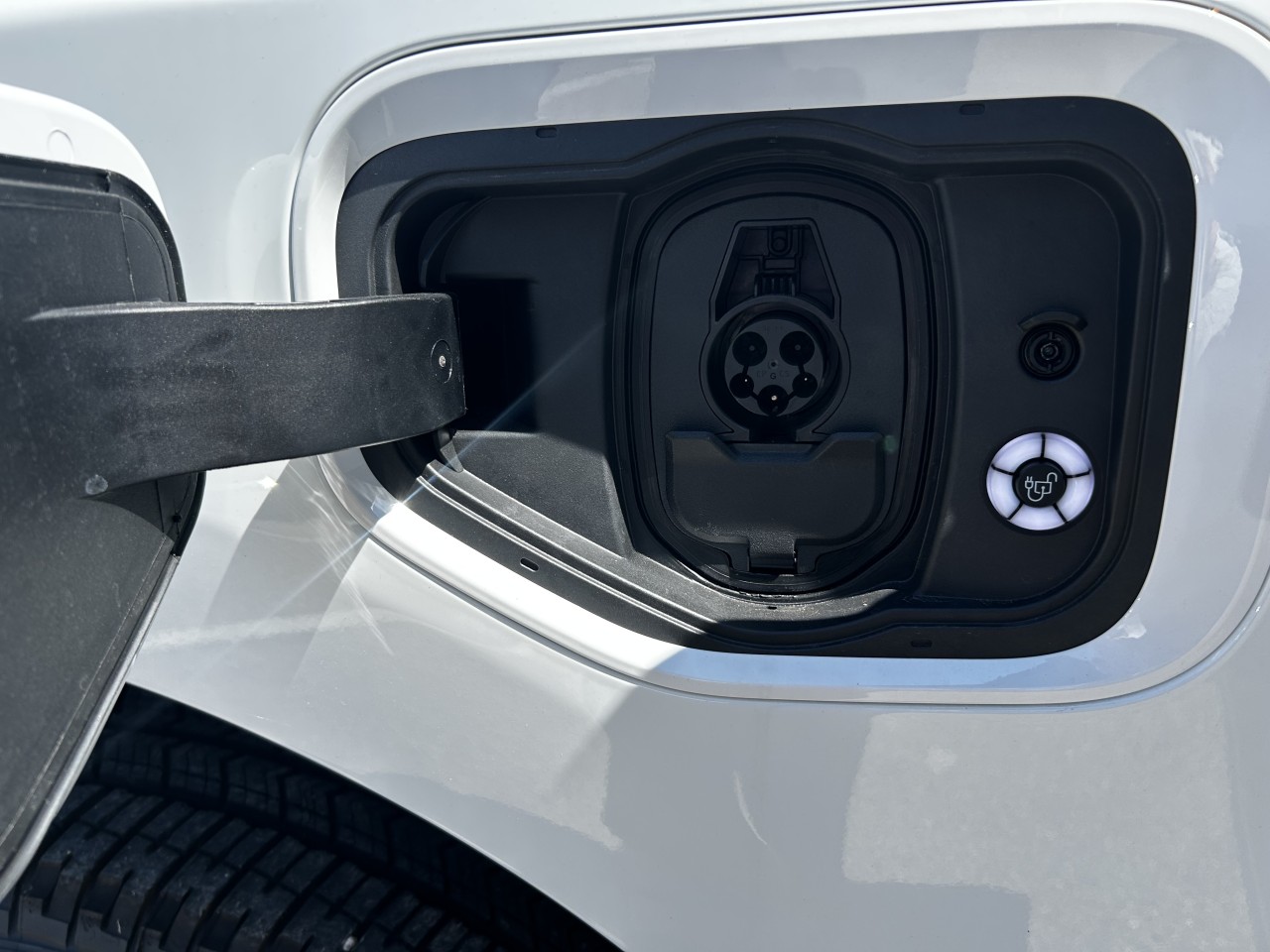 2025 Ford F-150 Lightning - Image 11