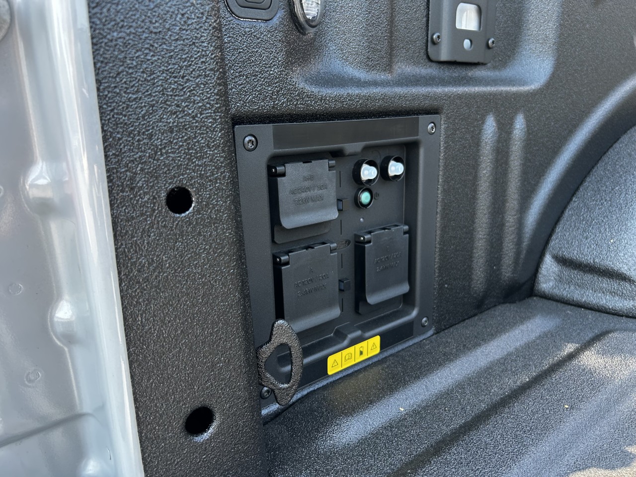 2025 Ford F-150 Lightning - Image 8