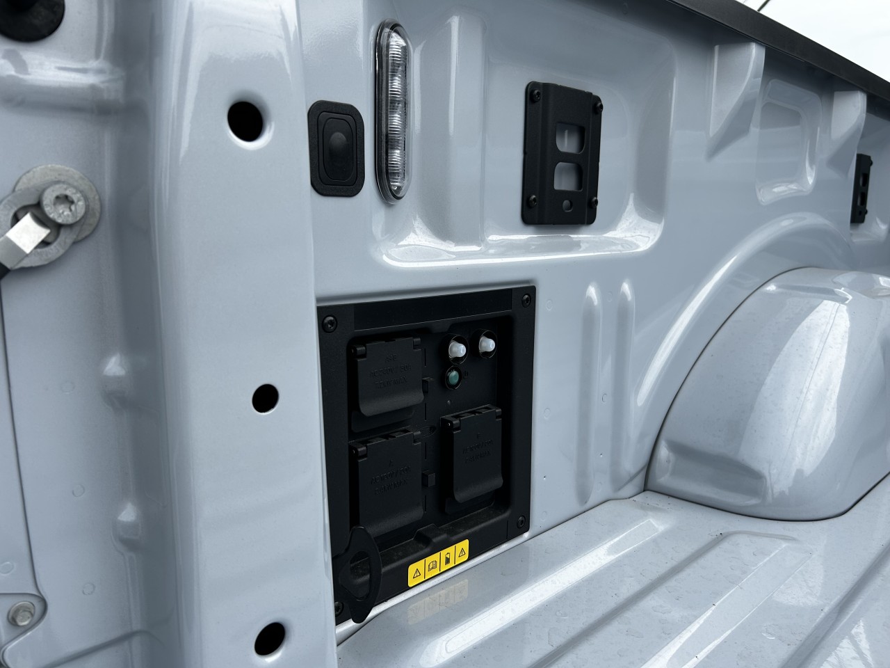 2025 Ford F-150 Lightning - Image 7