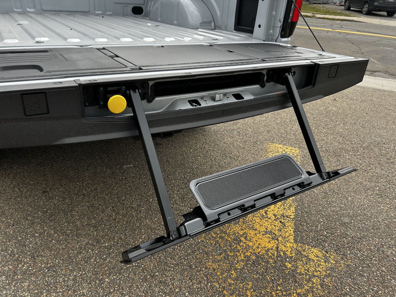 2025 Ford F-150 Lightning - Image 8