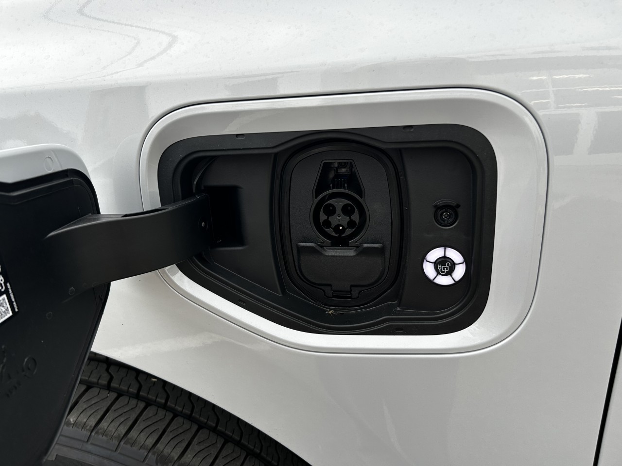 2025 Ford F-150 Lightning - Image 12