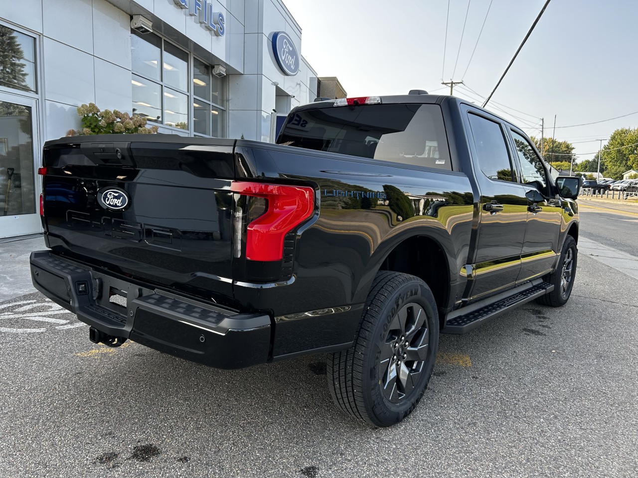 2025 Ford F-150 Lightning - Image 8