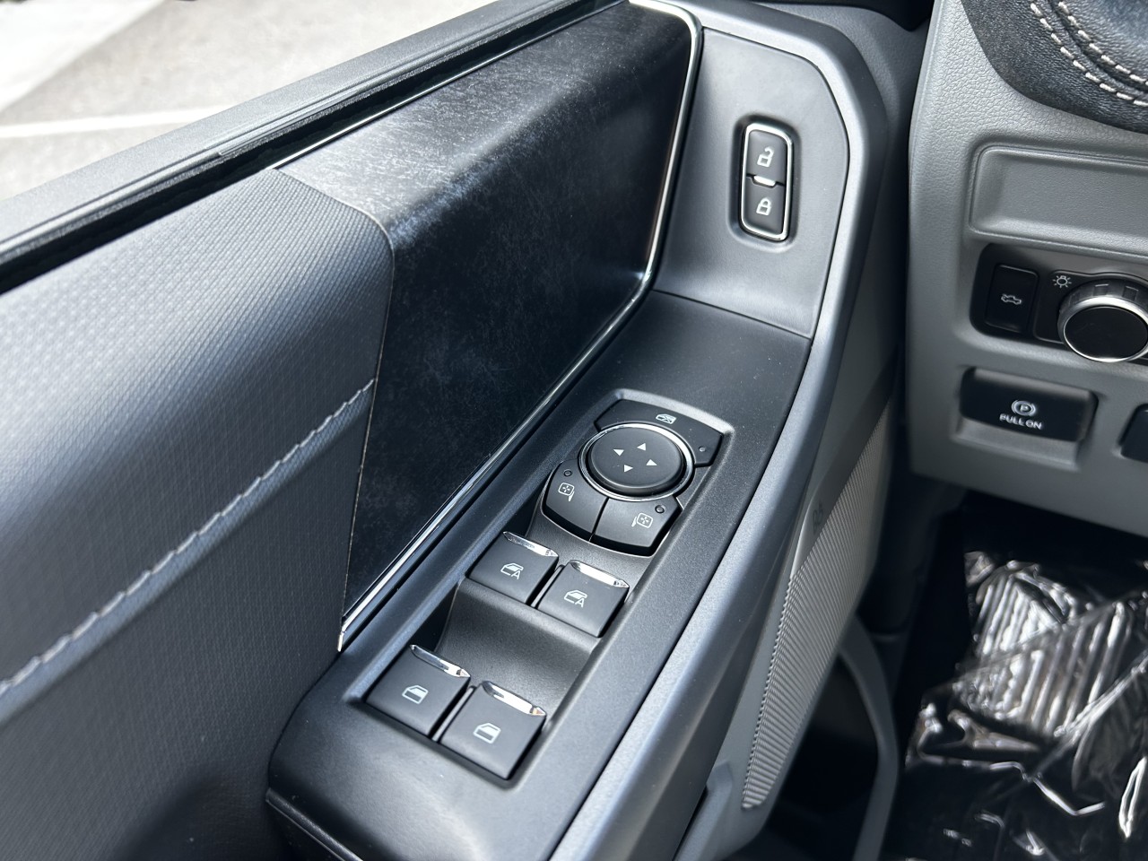 2025 Ford F-150 Lightning - Image 9