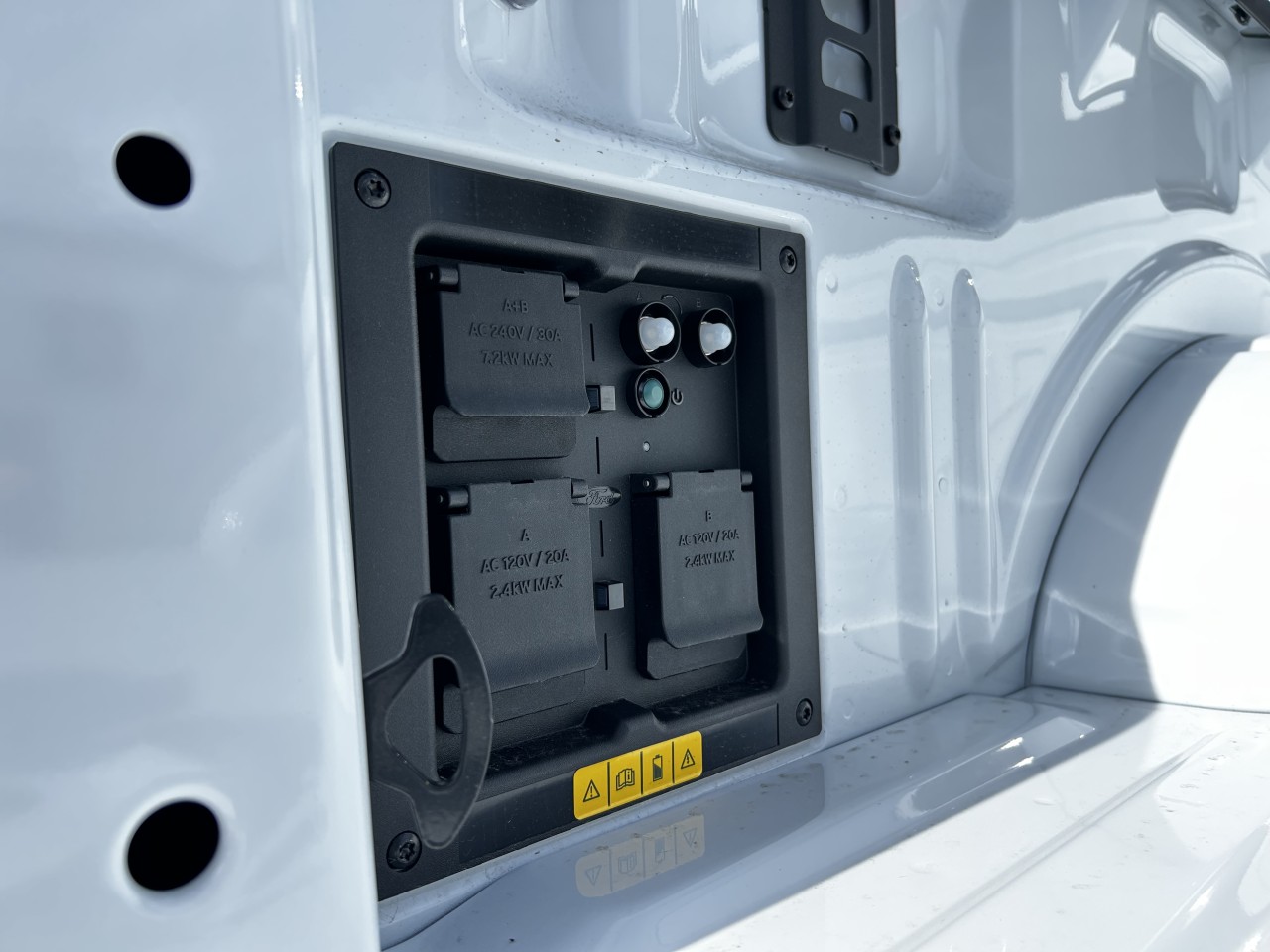 2025 Ford F-150 Lightning - Image 10