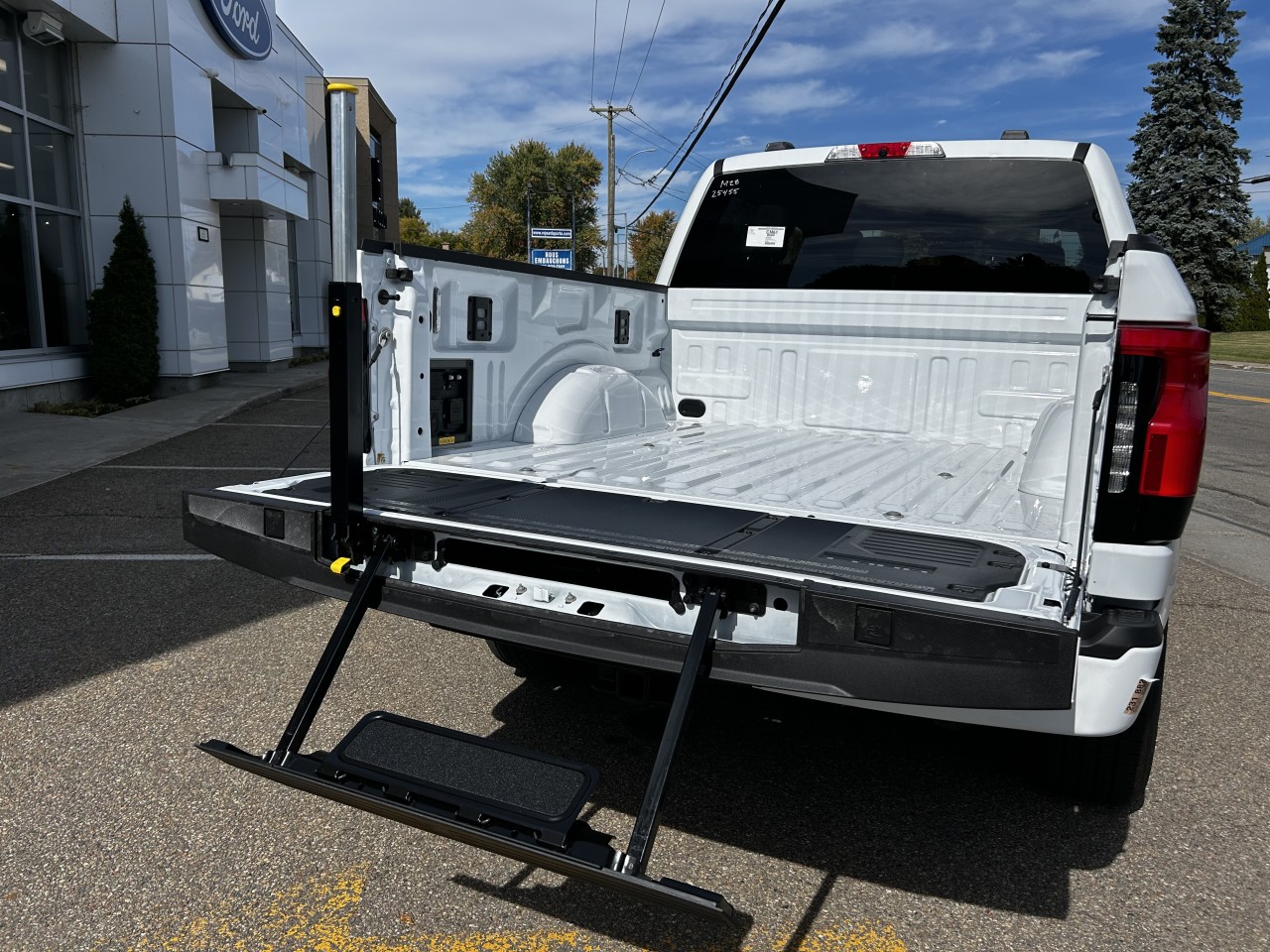 2025 Ford F-150 Lightning - Image 12