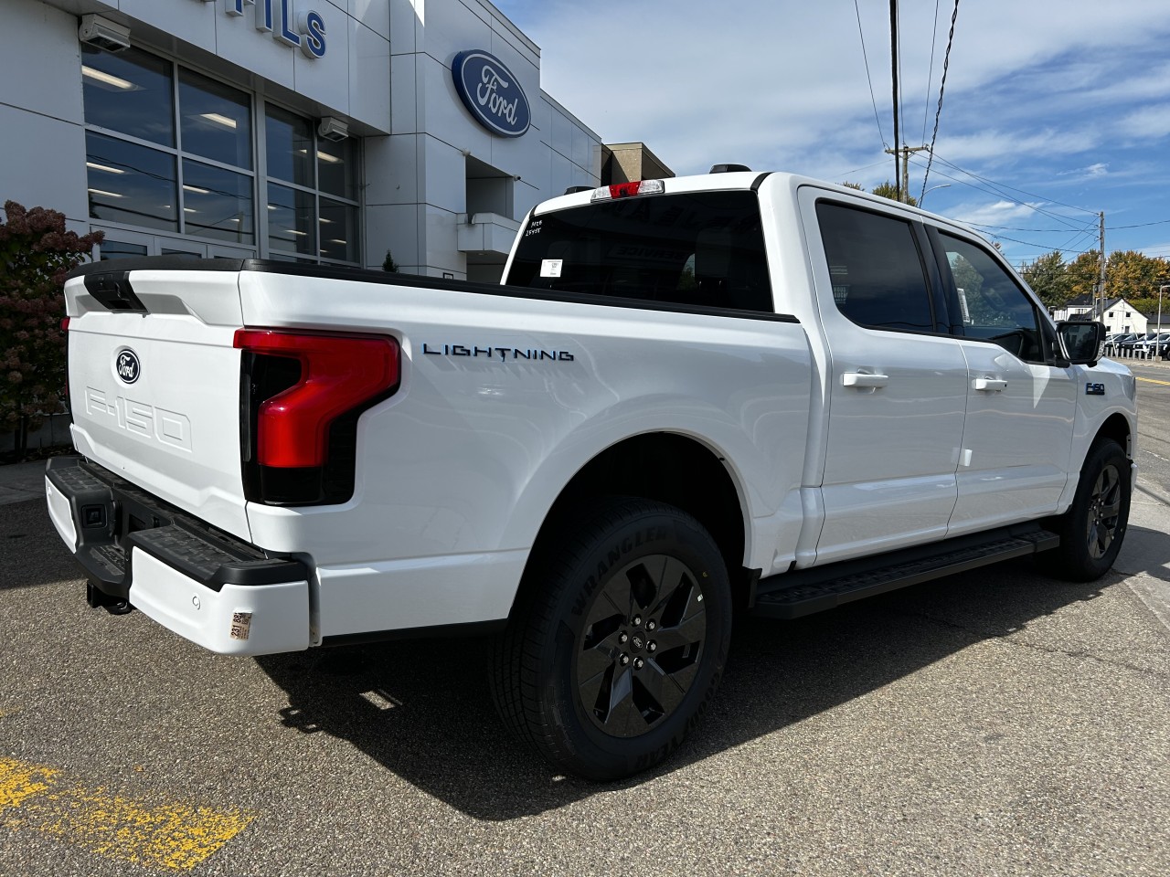 2025 Ford F-150 Lightning - Image 13