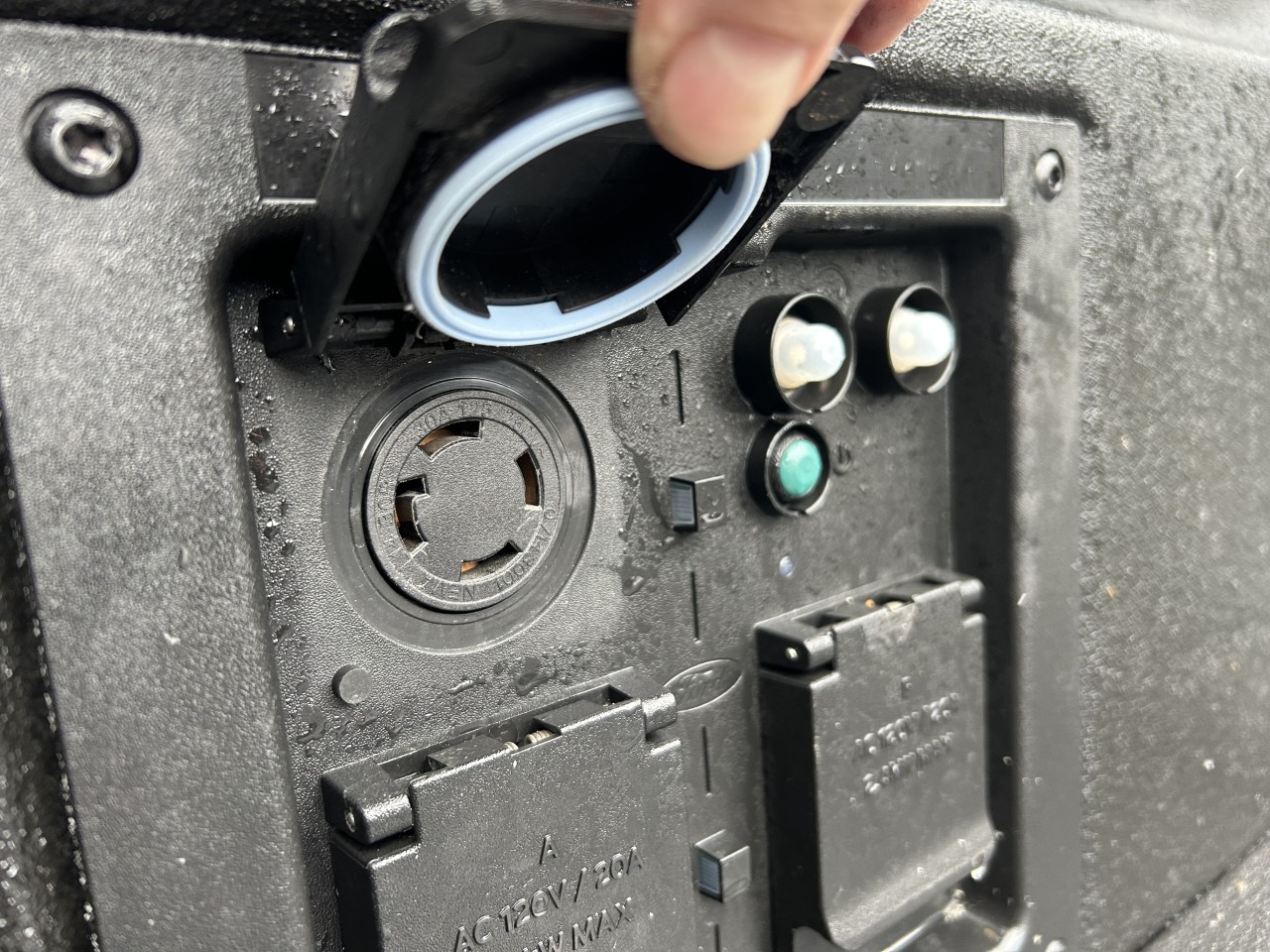 2023 Ford F-150 Lightning - Image 8