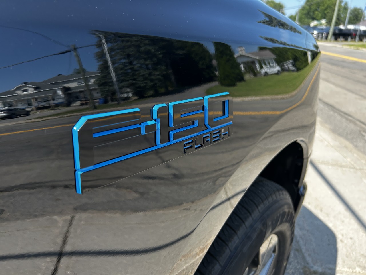 2025 Ford F-150 Lightning - Image 9