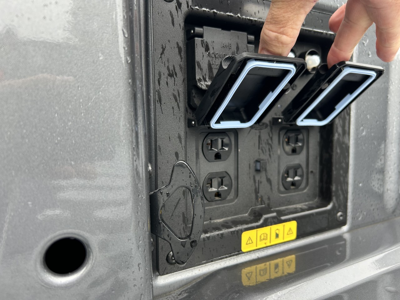 2024 Ford F-150 Lightning - Image 8