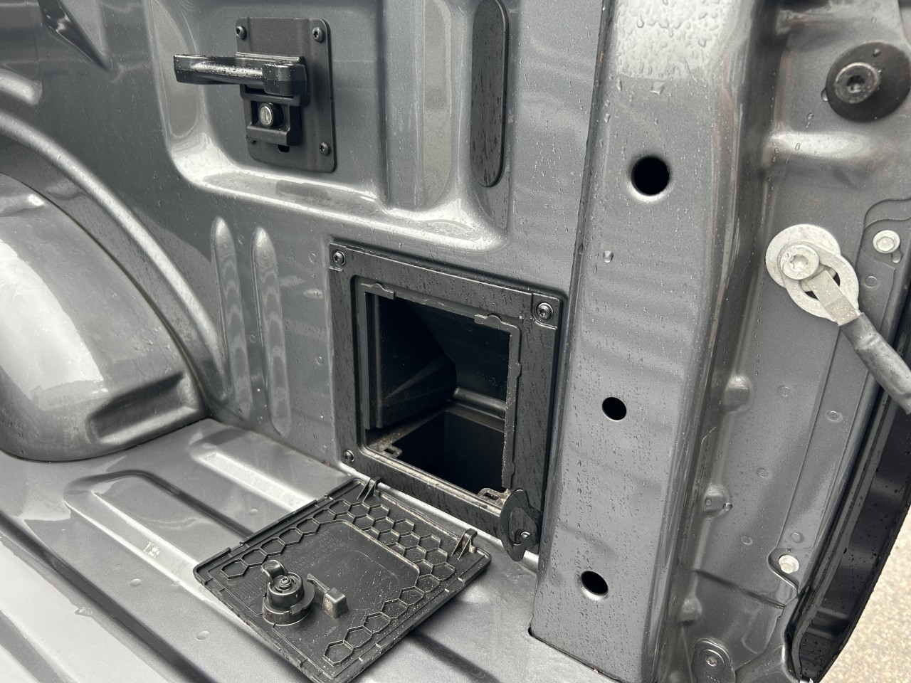 2024 Ford F-150 Lightning - Image 9