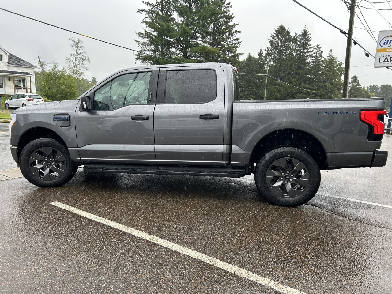 2024 Ford F-150 Lightning - Image 11