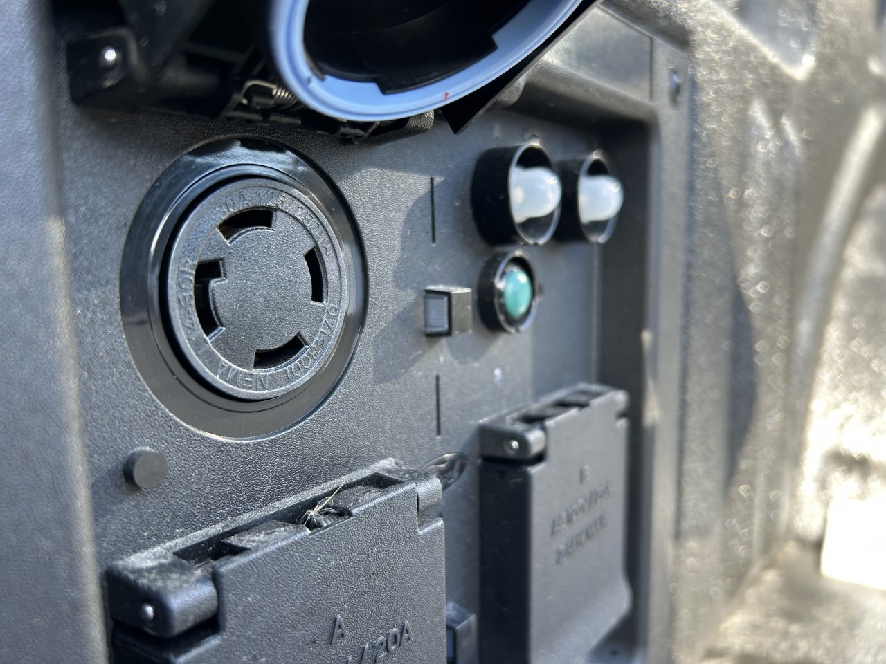 2025 Ford F-150 Lightning - Image 15