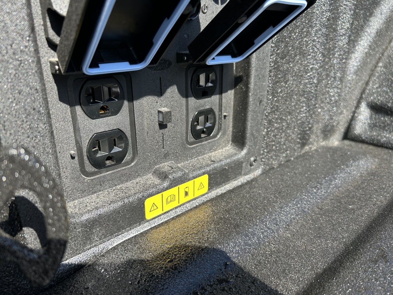 2025 Ford F-150 Lightning - Image 8