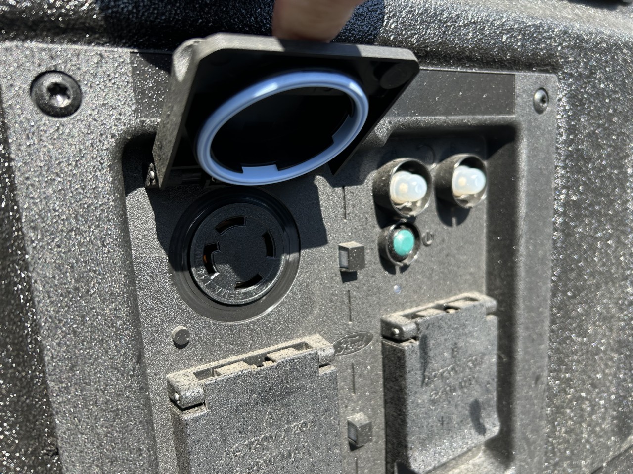 2025 Ford F-150 Lightning - Image 9