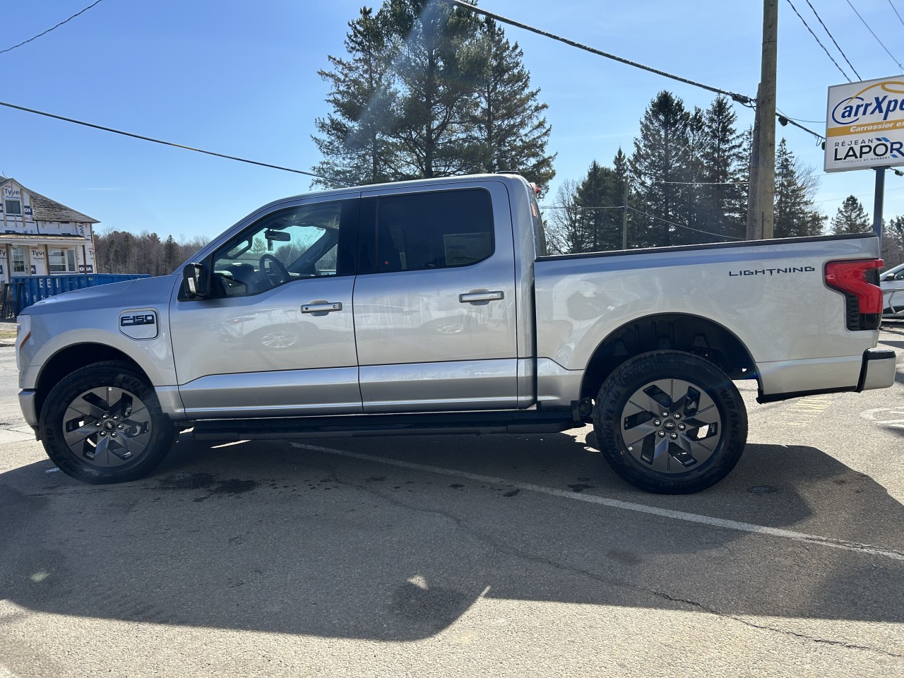 2025 Ford F-150 Lightning - Image 14