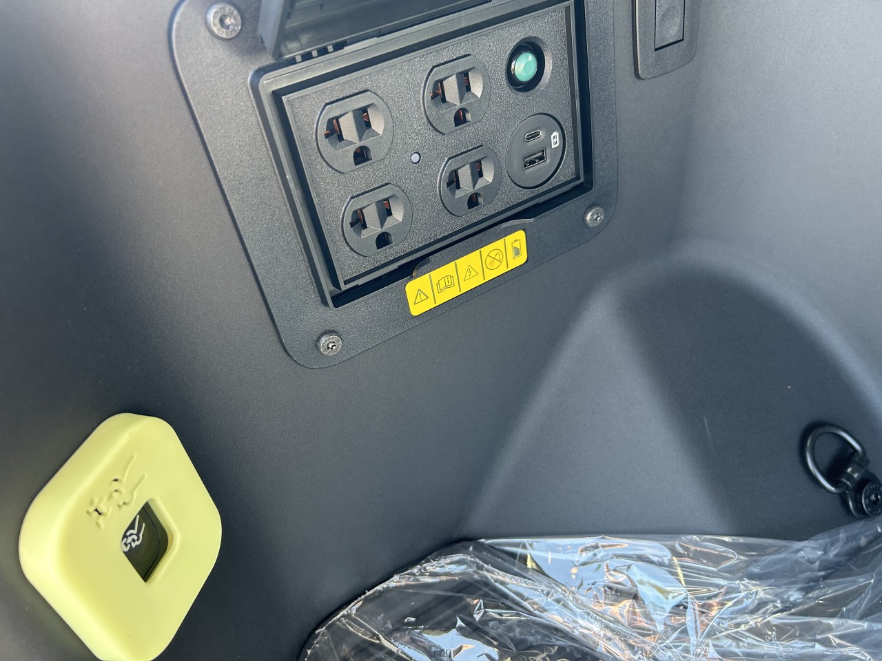 2025 Ford F-150 Lightning - Image 22