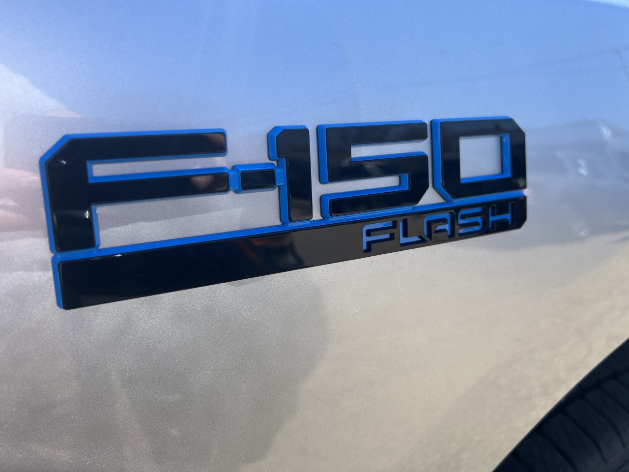 2025 Ford F-150 Lightning - Image 13