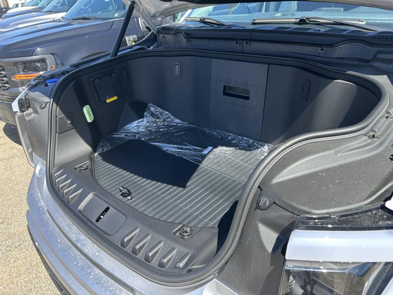 2025 Ford F-150 Lightning - Image 19