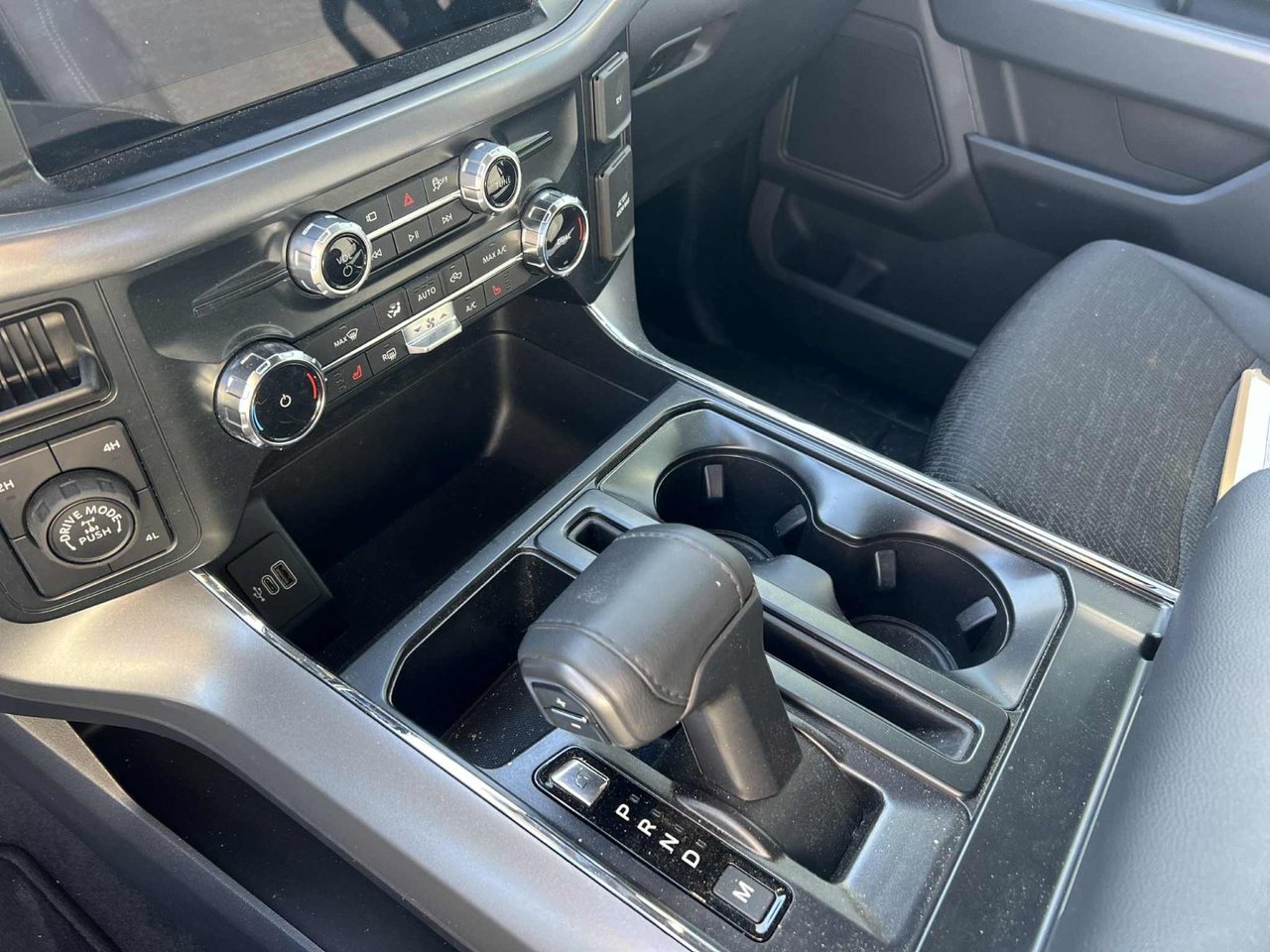 2025 Ford F-150 - Image 11