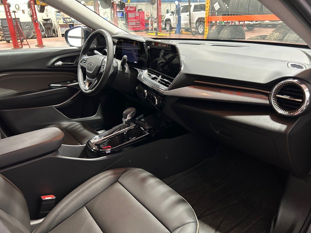 2025 Chevrolet TRAX - Image 11