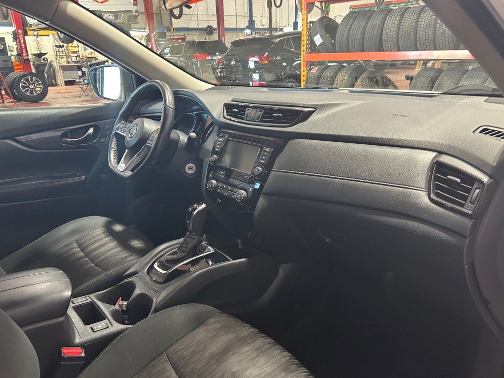 2020 Nissan ROGUE - Image 16