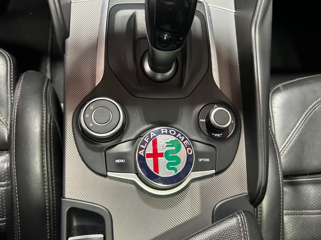 2019 Alfa Romeo GIULIA - Image 15