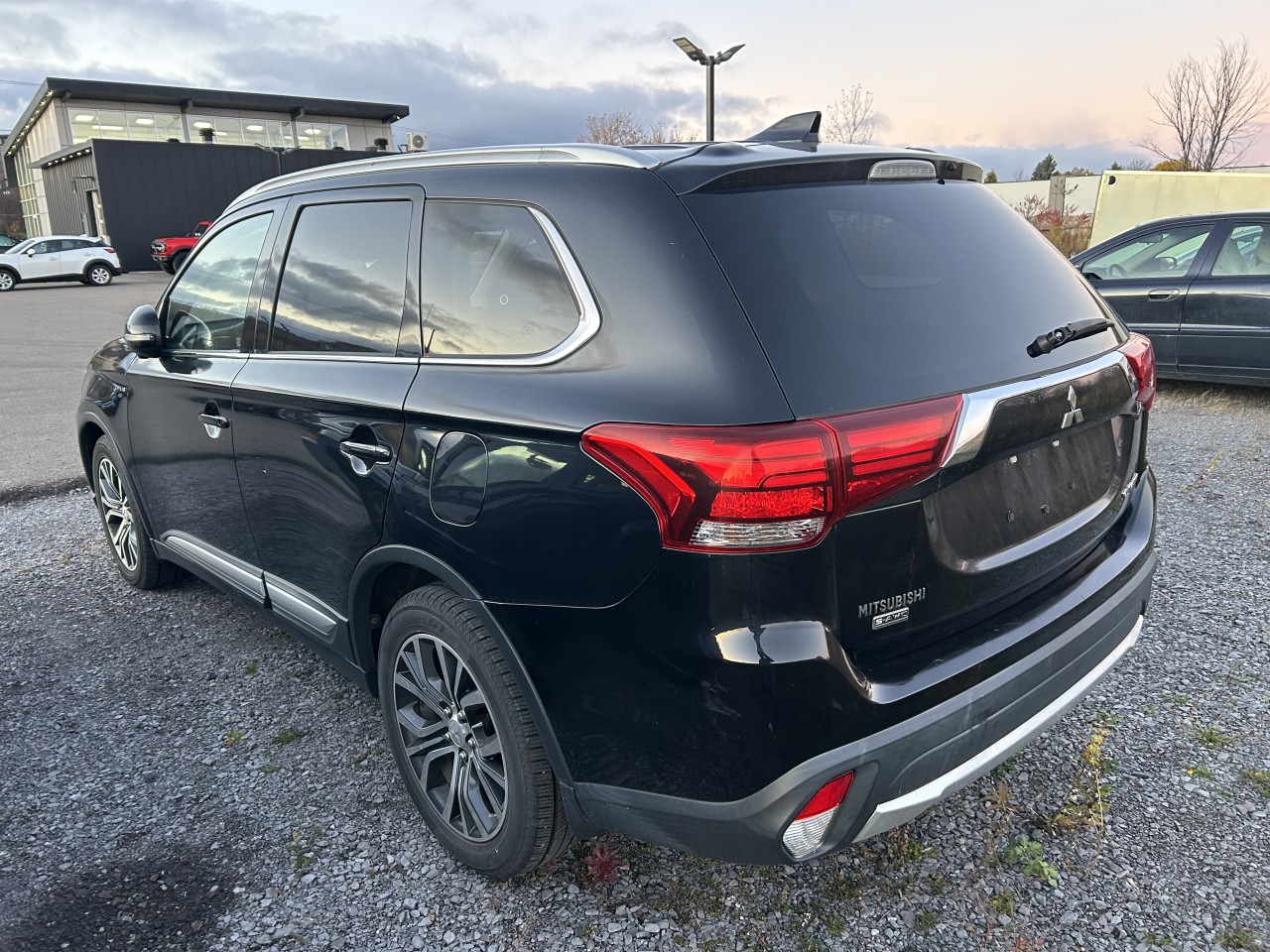 2017 Mitsubishi Outlander - Image 5