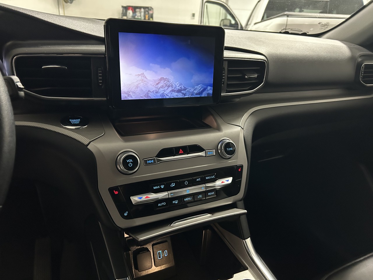 2023 Ford Explorer - Image 10