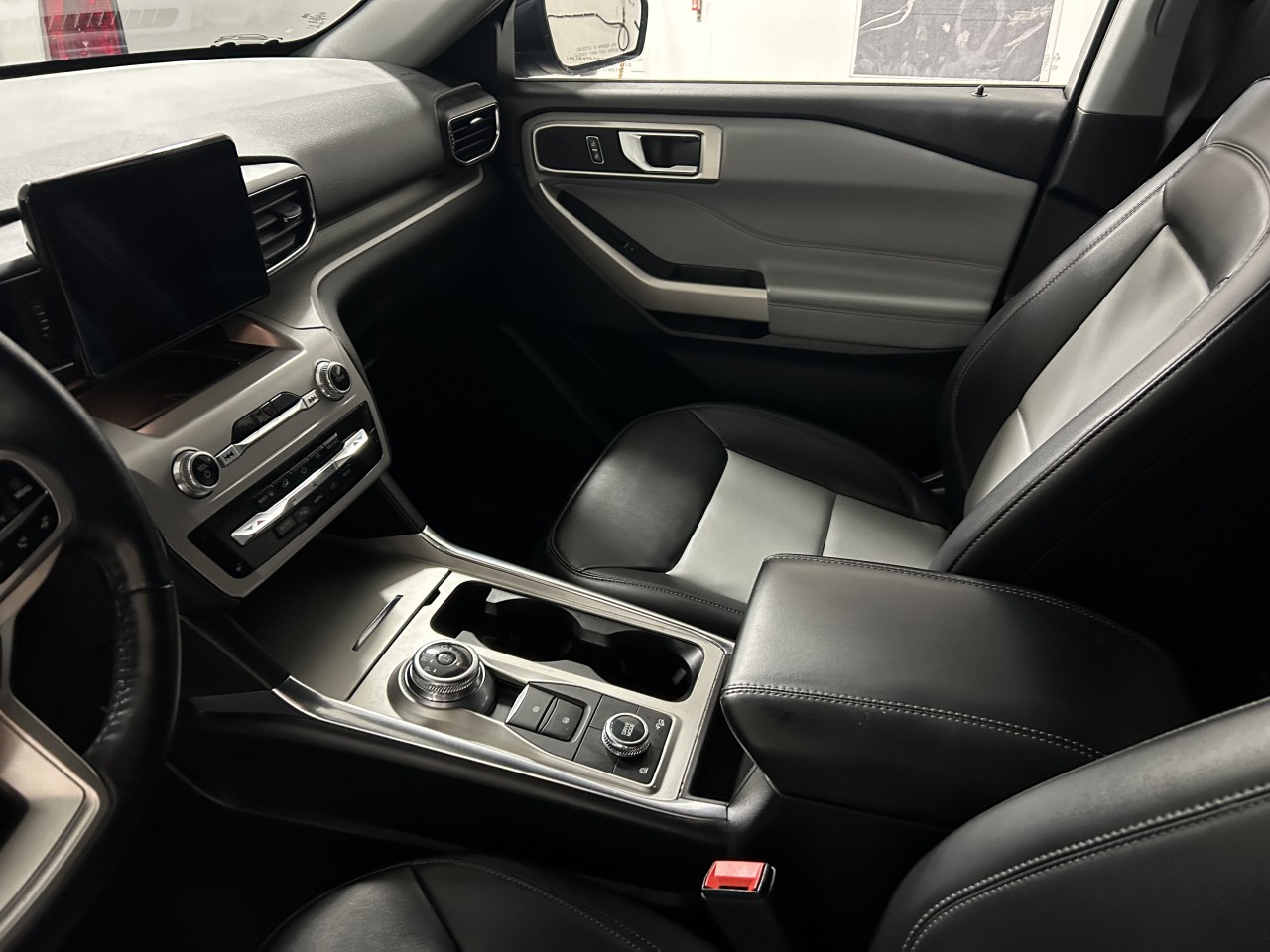 2023 Ford Explorer - Image 12