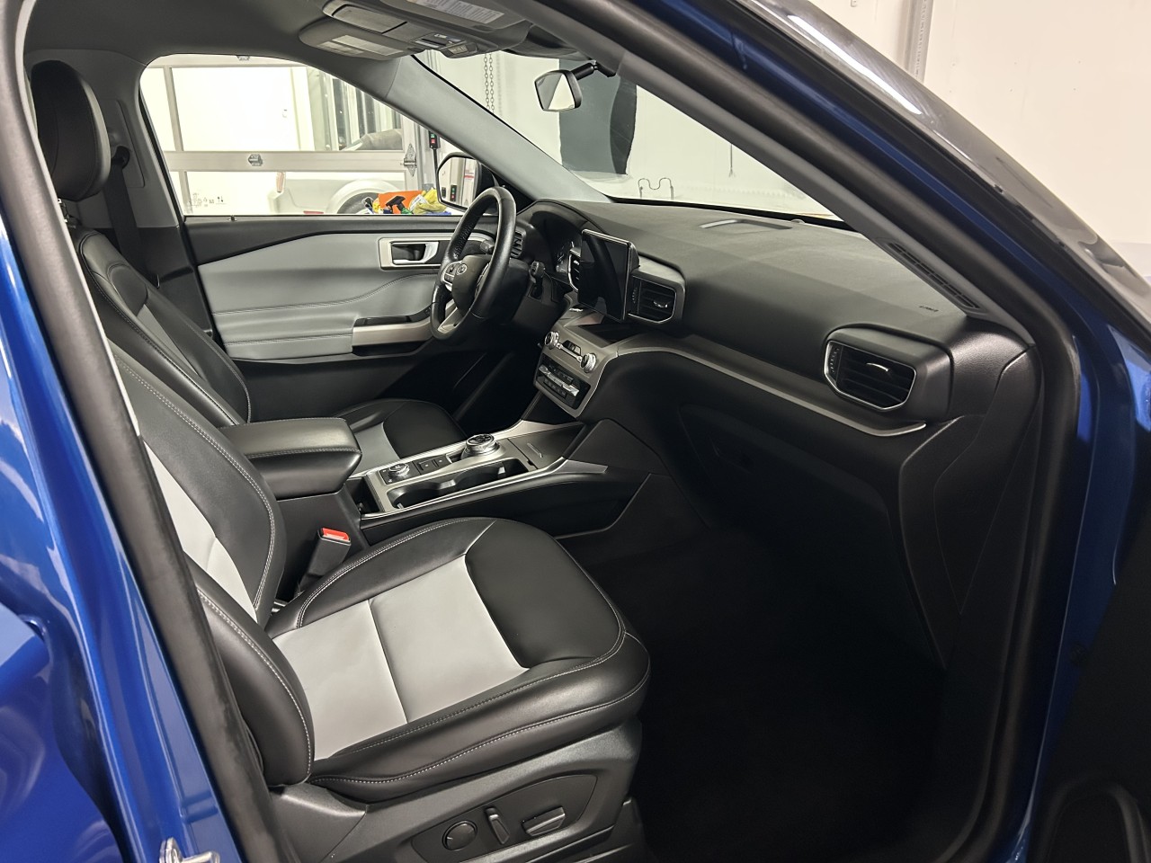 2023 Ford Explorer - Image 19